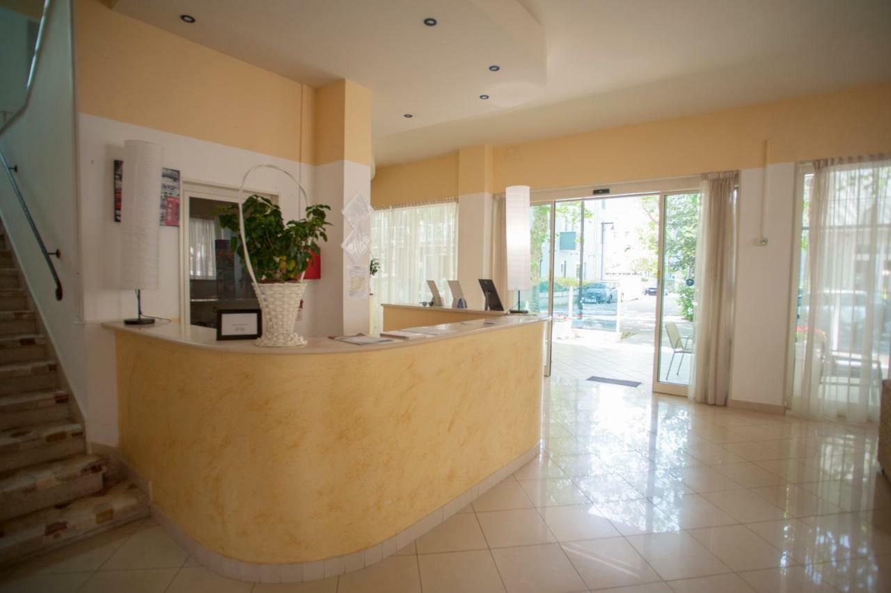 Villa Silvie Rose Cesenatico Eksteriør billede